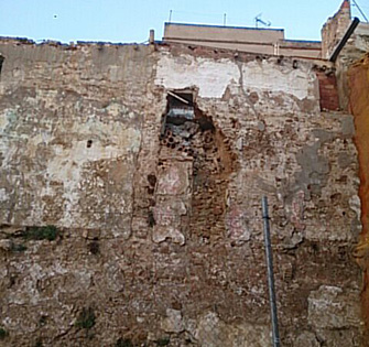Muralla de la Vila Vella afectada per l'erosió a Llíria.